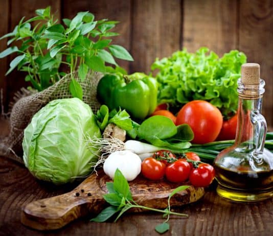 Alles was man für einen leckeren Salat braucht - aus dem eigenen Garten