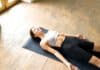 Auch das Savasana ist ein Asana. Es lässt sich vergleichsweise einnehmen, aber vielen fällt es schwer, in diesem Asana wach zu bleiben.