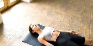 Auch das Savasana ist ein Asana. Es lässt sich vergleichsweise einnehmen, aber vielen fällt es schwer, in diesem Asana wach zu bleiben.