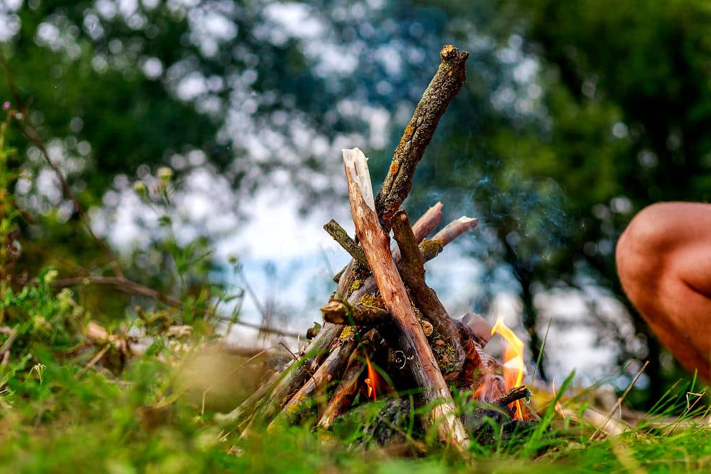 Manche bauen aus dem Brennholz eine Art Tipi, das funktioniert besonders im Freien auch sehr gut. 