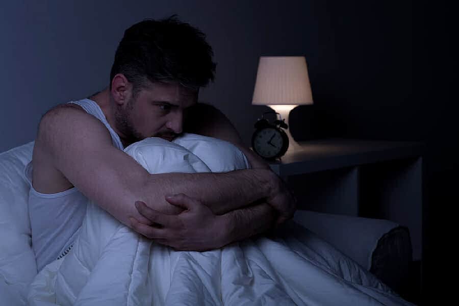 Bei Menschen, für die Stress, unruhiger Schlaf oder gar Schlaflosigkeit ein Dauerproblem sind, können CBD oder Johanniskraut gut helfen.