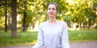 Meditation gehört zu den weltweit erprobten und auch anerkannten Methoden der Selbstheilung. Diese junge Frau sitzt im halben Lotus-Sitz.