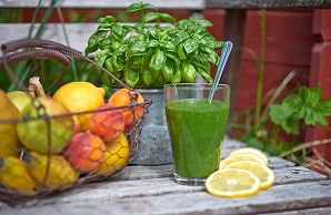 Grüner Smoothie mit Basilikum