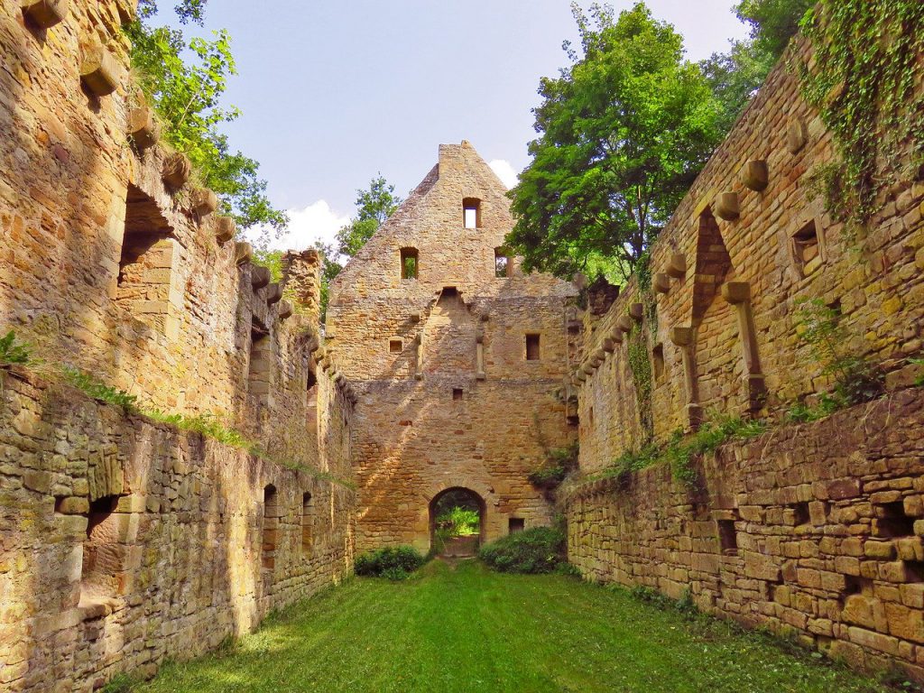 Die Ruinen vom Kloster Disibodenberg, in dem Hildegard von Bingen viele Jahre wirkte, ehe sie ihr eigenes Kloster gründete.